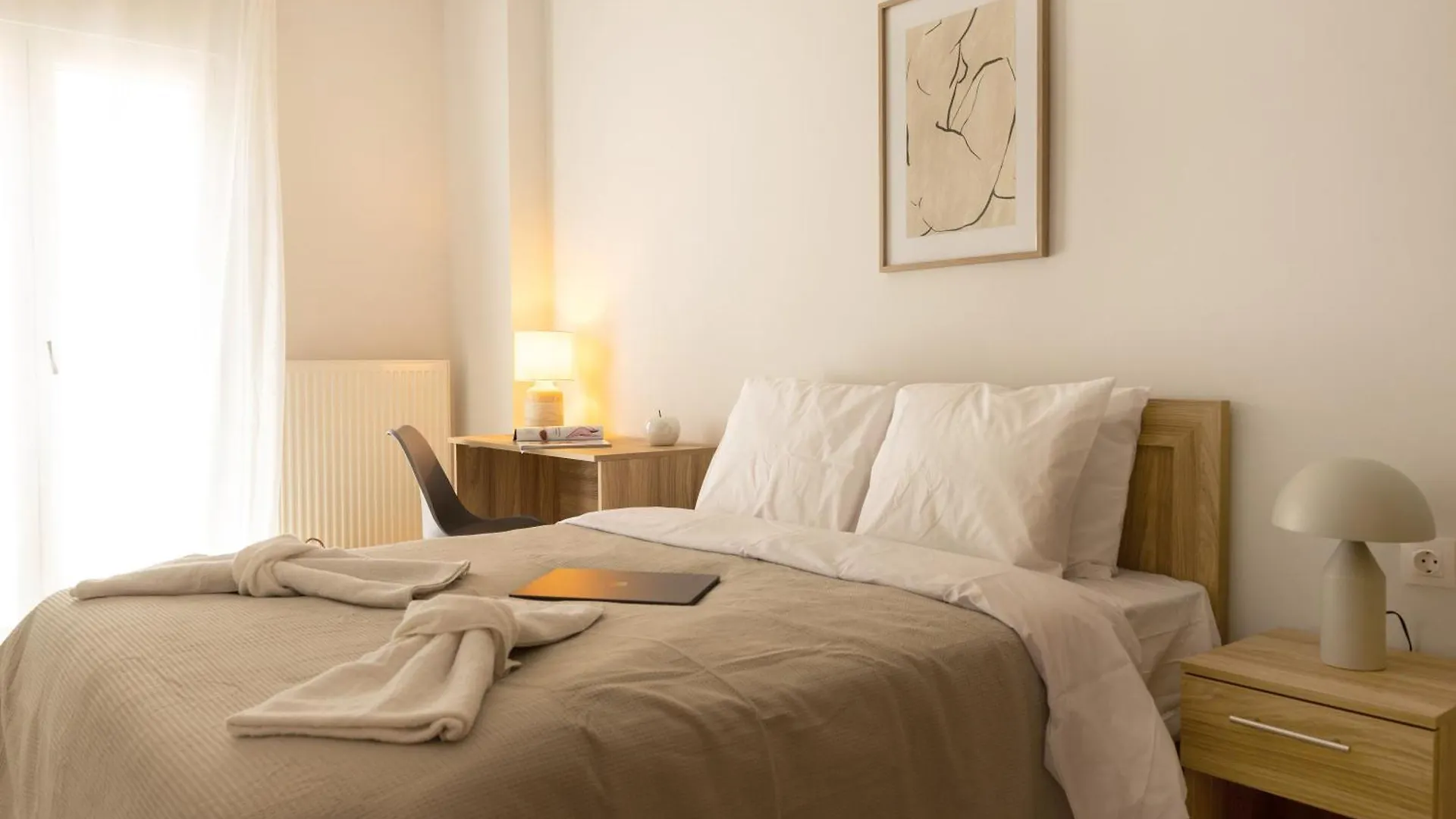 Modern Warmth Designed For Rest & Flow テッサロニキ アパート