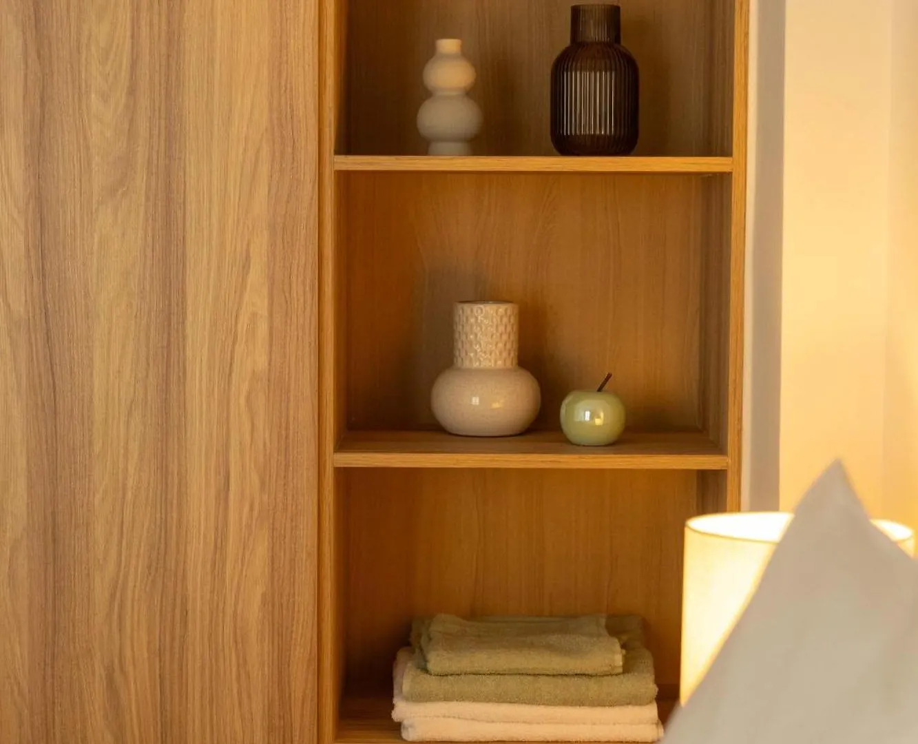 Modern Warmth Designed For Rest & Flow テッサロニキ アパート